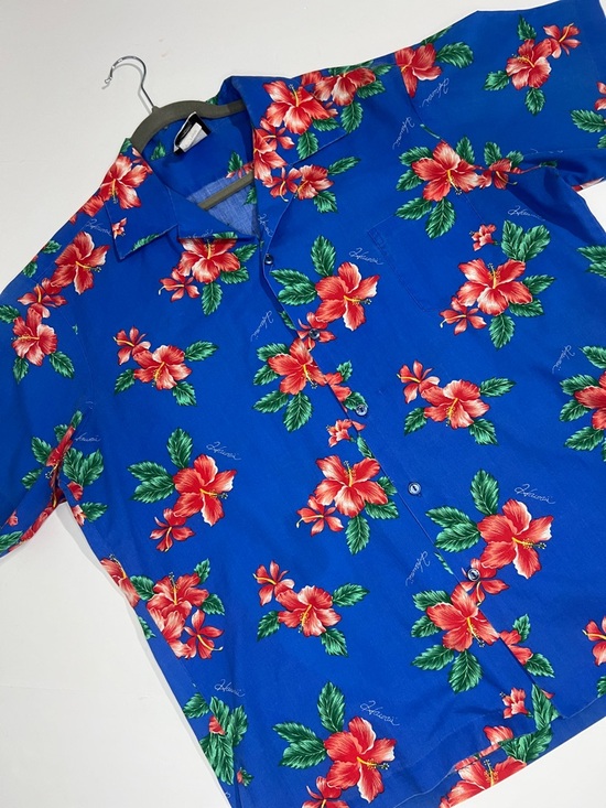 Hilo Hattie Other - Hilo Hattie Men’s Royal Blue Hawaiian Shirt with Red Hibiscus XL